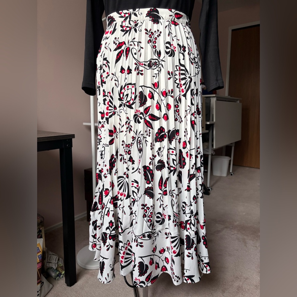 NWT Talbots White, Black and Red Floral Pleated Skirt With Flounce